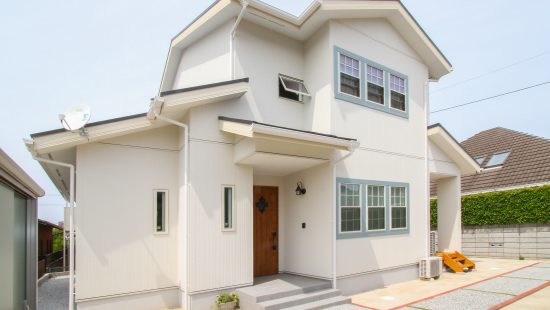 ブルーをアクセントにした北欧風ハウス